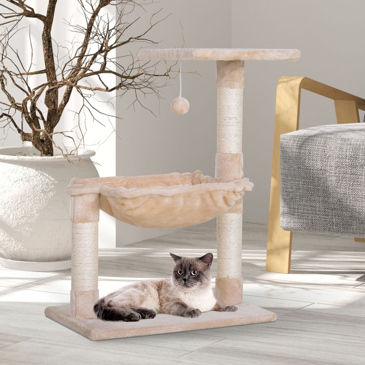 Arbre à chat beige compact avec griffoirs, hamac et plateforme